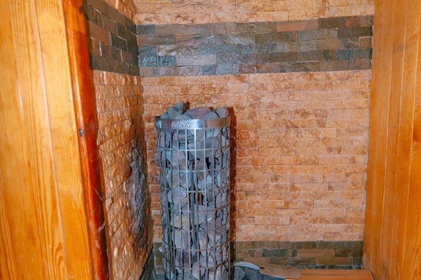 Un muro in mattoni con una struttura metallica simile a una gabbia. 3