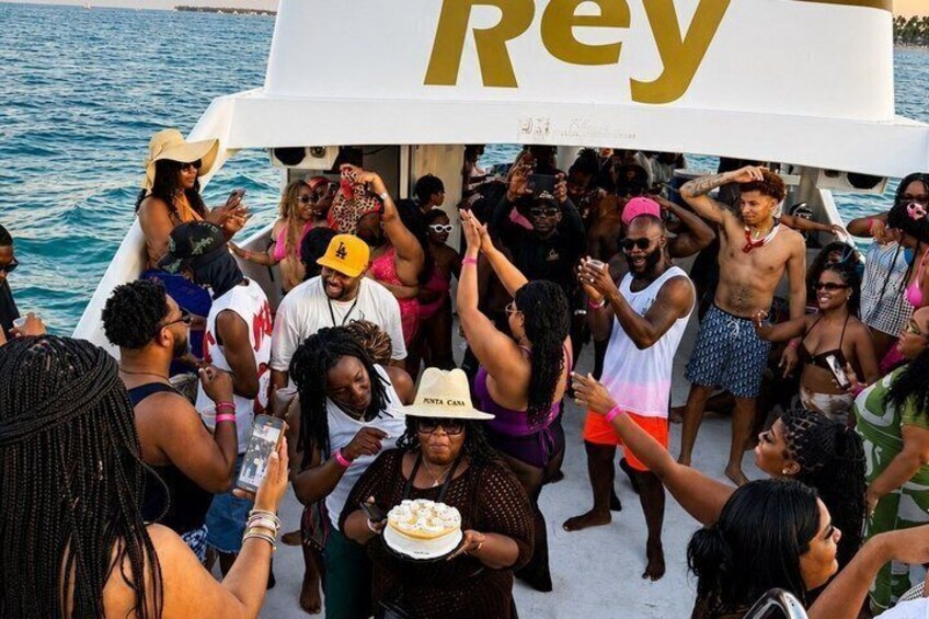 VIP Party Boat Punta Cana, Snorkeling, Open Bar, Sandbar y DJ 1