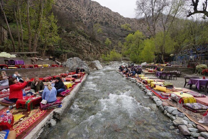 Un río con barcos y gente. 1