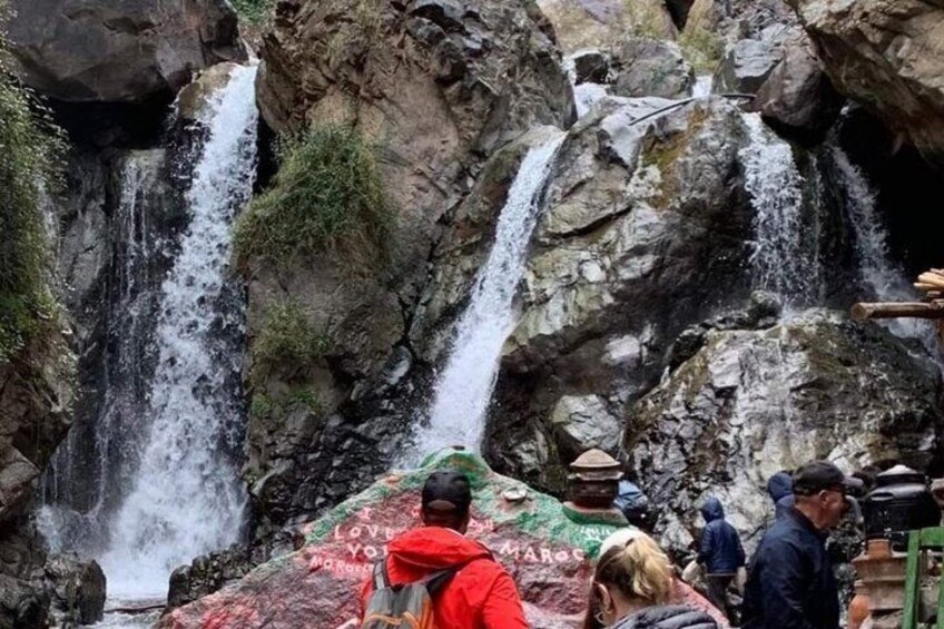 Una cascada con múltiples brazos, rodeada de terreno rocoso y vegetación. 4