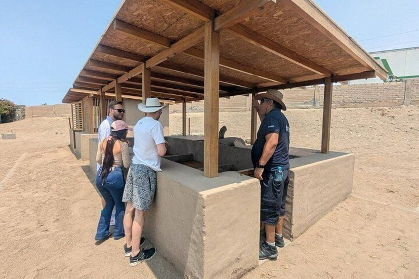 Un groupe de personnes se tient sous un abri en bois, sur un stand de tir en plein air. 5