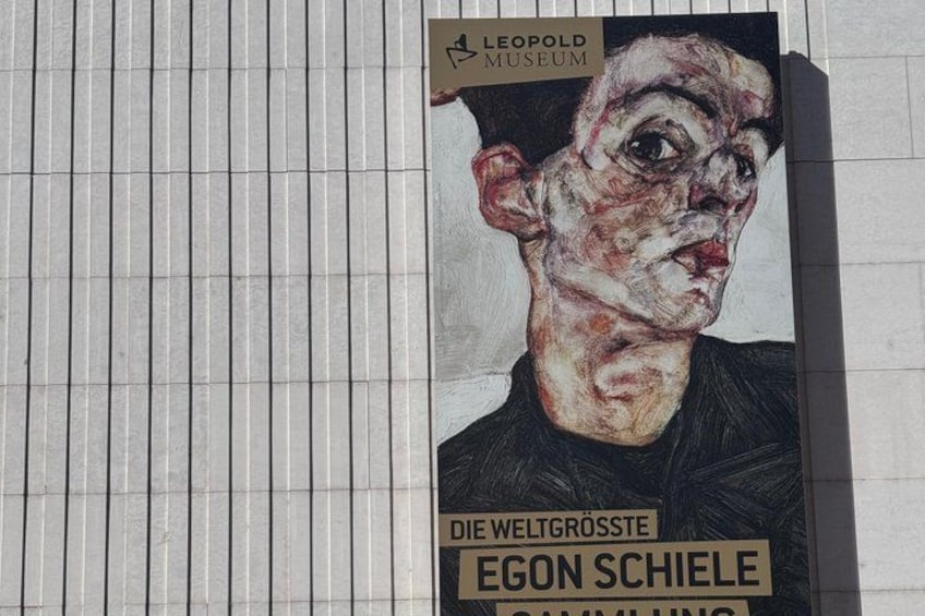 Un mural en un edificio con el texto 'LEOPOLD MUSEUM' y 'DIE WELTGRÖSSTE EGON SCHIELE'. 1