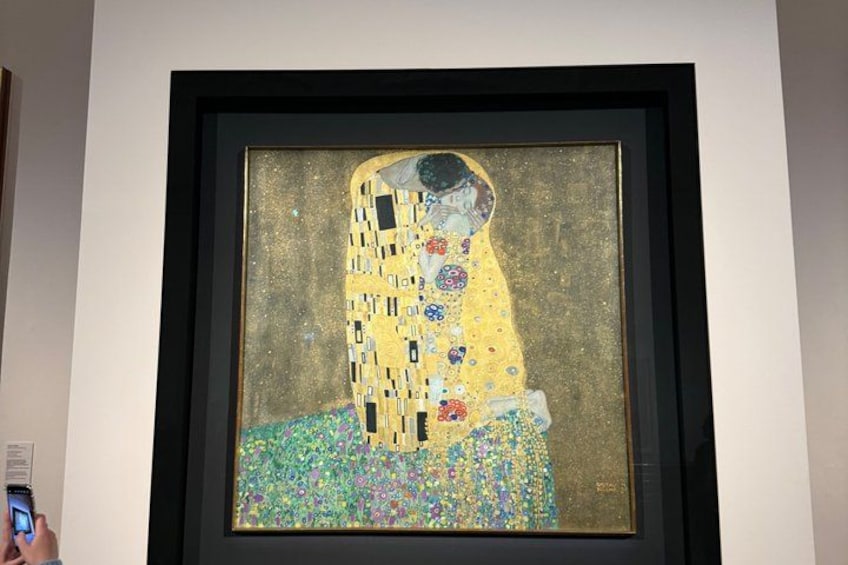 Una obra de arte enmarcada que muestra a una mujer con un vestido estampado. 5