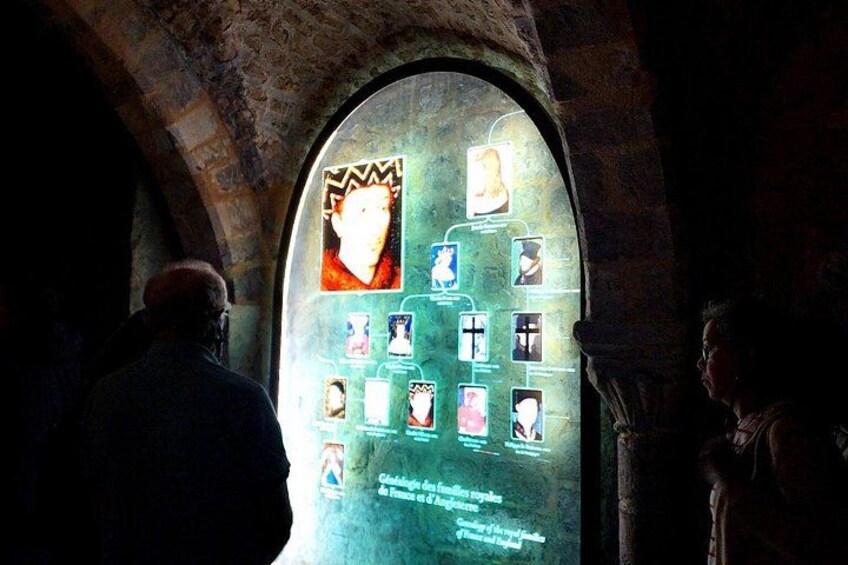 Un arco de piedra con una pantalla digital que muestra varios iconos y texto. 2