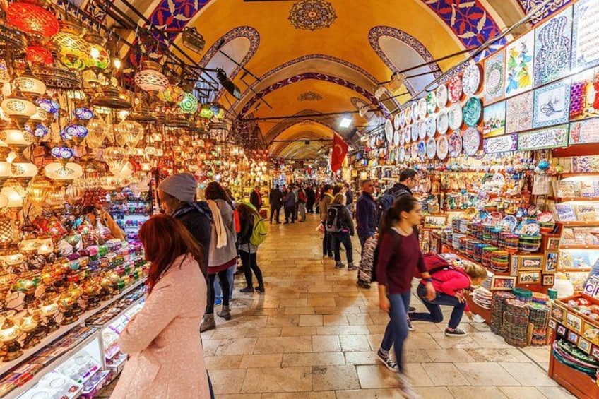 Un marché animé où les gens déambulent parmi les étals vendant des lanternes colorées et des objets en céramique. 5