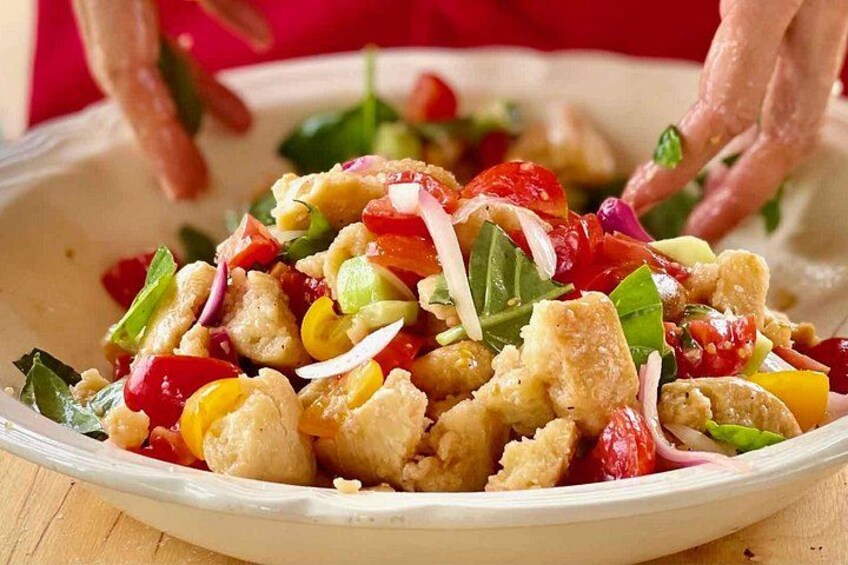 Ensalada con diferentes verduras y cubitos de pan tostado. 4