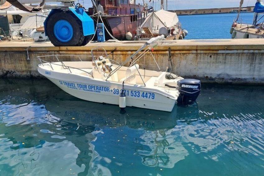 Ein Boot liegt an einem Steg, in der Nähe steht ein Traktor. 1