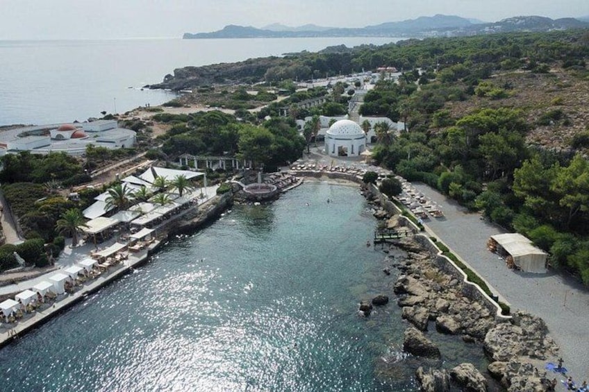 Una zona costiera con piscina, una struttura a cupola bianca e un litorale roccioso. 3