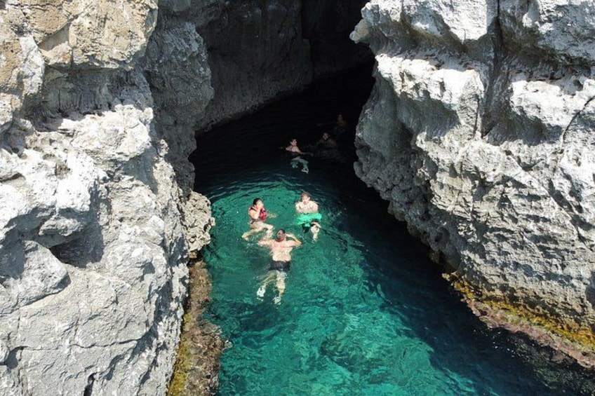 Un'area balneabile naturale circondata da pareti rocciose. 4