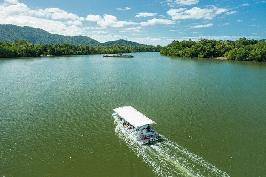 Een boot op een rivier met bergen op de achtergrond. 2