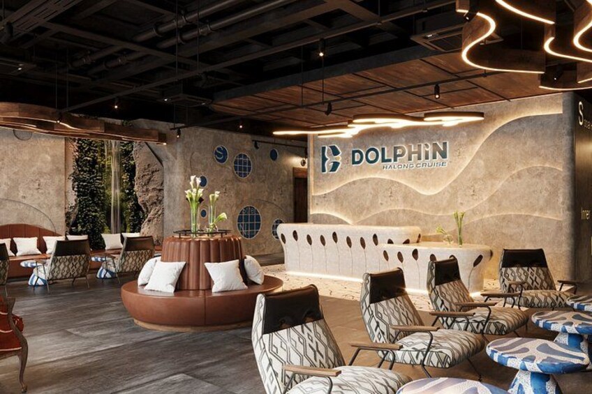 Een stijlvolle lounge met een receptiebalie, decoratieve zitplaatsen en een sfeervol middelpunt. 2