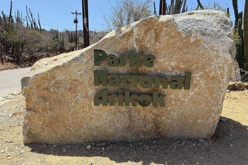 Un'imponente roccia con la scritta 'Parke National Area'. 3