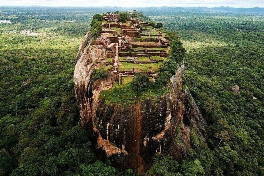 Acantilado con ruinas antiguas y bosque denso. 5