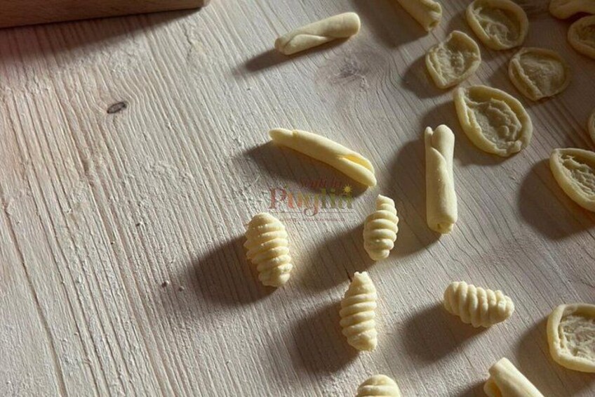 Différentes formes de pâtes sur une surface en bois. 4