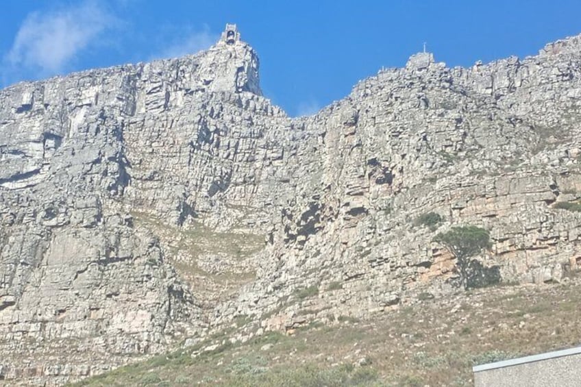Ein zerklüfteter Berg mit einem Glockenturm. 5