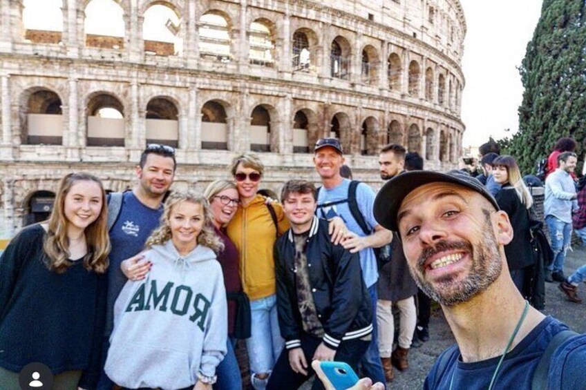 Een groep mensen voor het Colosseum in Rome. 3