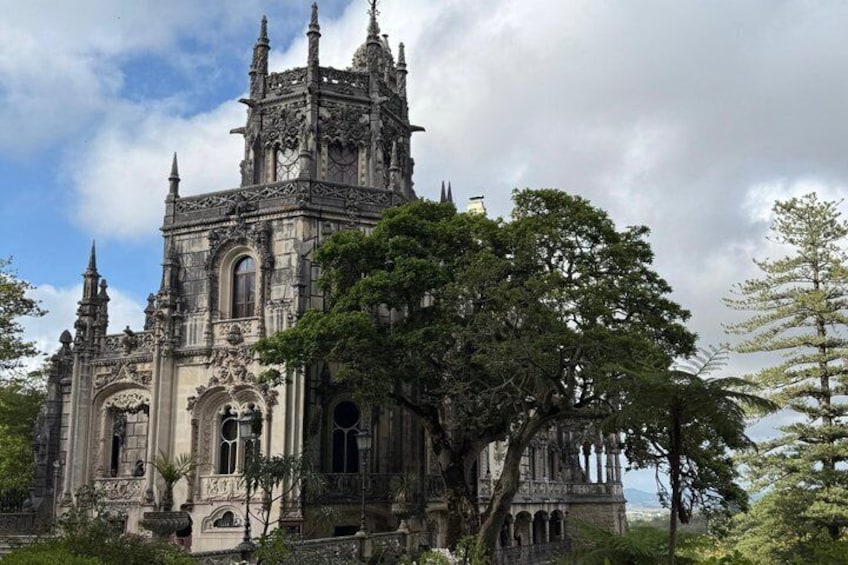 En gotisk katedral med detaljeret arkitektur, omgivet af frodig vegetation. 4