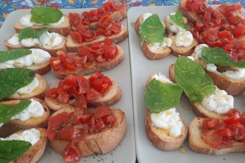 Eine Schüssel Bruschetta mit Tomaten und Basilikum. 4