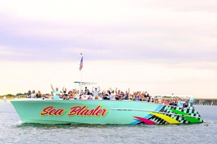Un bateau appelé « Sea Blaster », rempli de passagers, flotte sur l’eau. 1