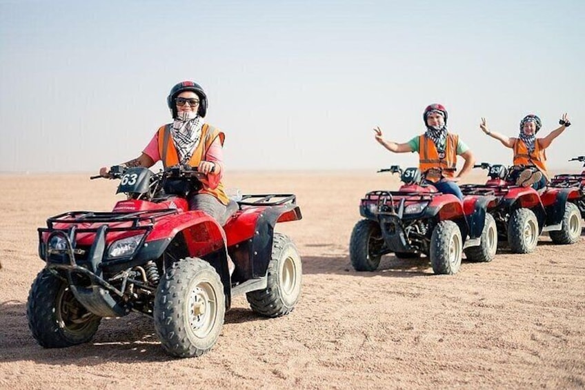 Un groupe de personnes conduisant des quads dans un paysage désertique. 3