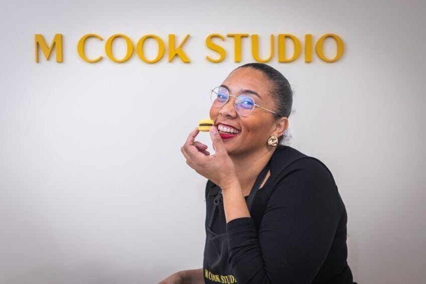Una persona frente a un muro con el texto 'M COOK STUDIO'. 1