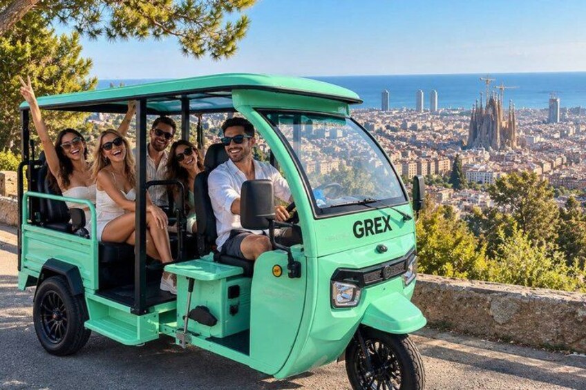 Experience Barcelona City Tour with Private Tuk Tuk 1