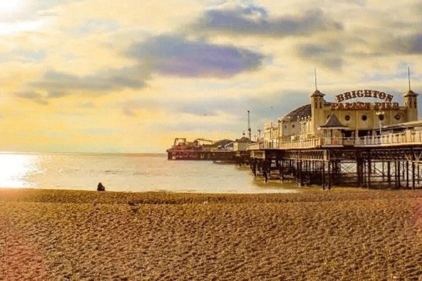 En strand med en pir och en byggnad som är märkt med texten ”Brighton Pier”. 4