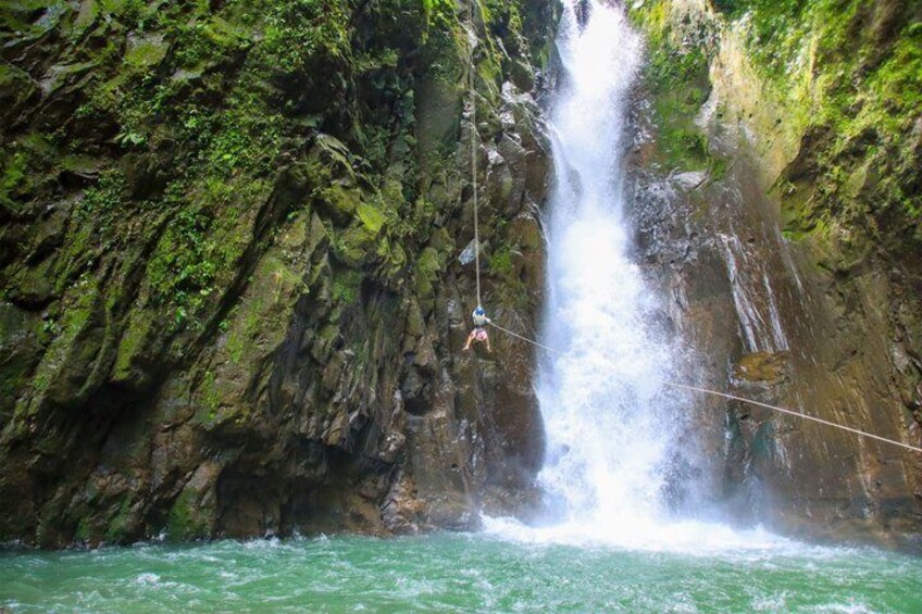 Una persona haciendo bungee jumping desde un risco hacia un río. 2