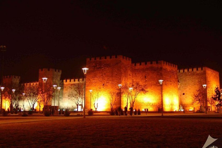 Ein großes, beleuchtetes Schloss in der Nacht. 1