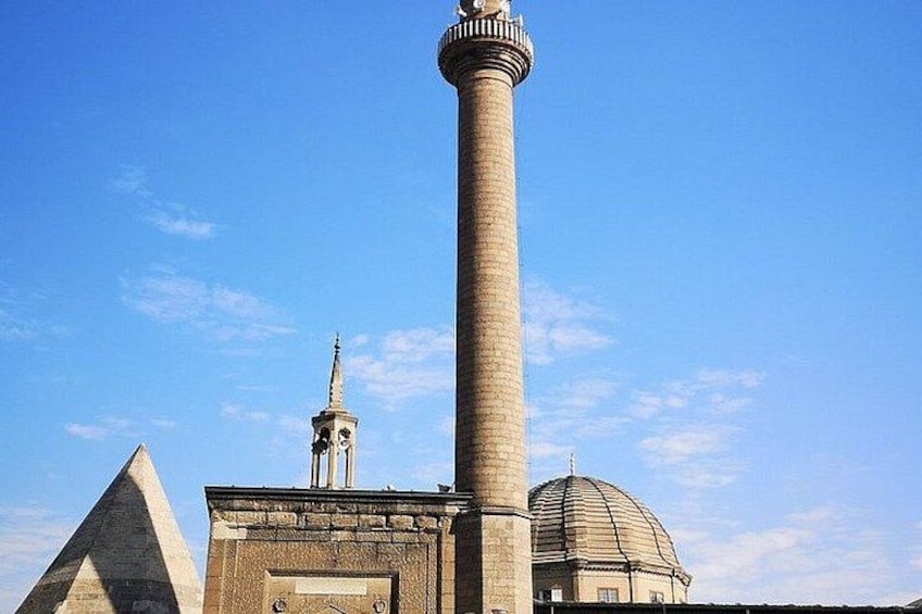 Ein hoher Turm, eine Pyramide und eine Kuppel unter blauem Himmel. 3