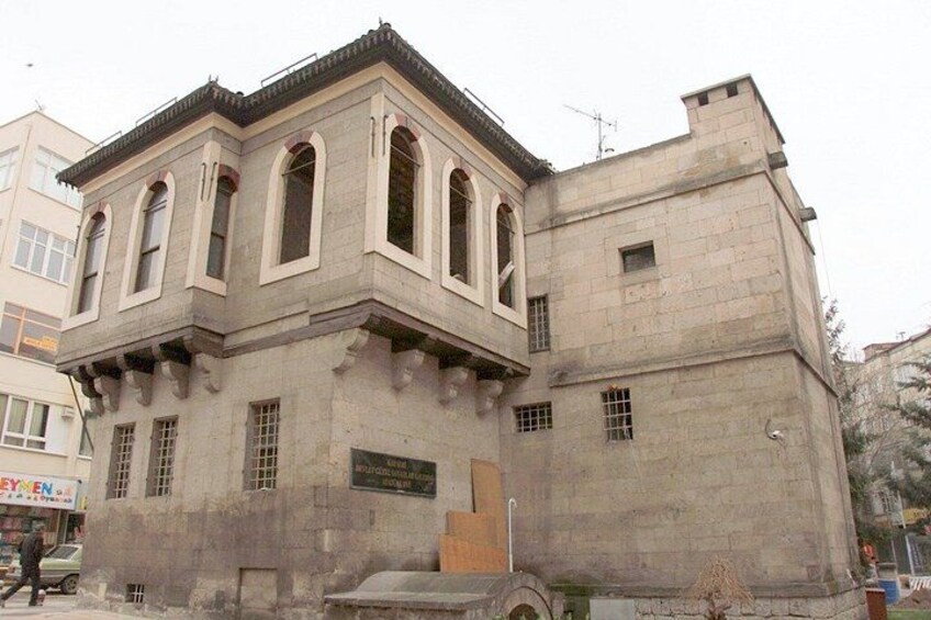 Ein historisches Gebäude mit Rundbogenfenstern und einer steinernen Fassade. 2