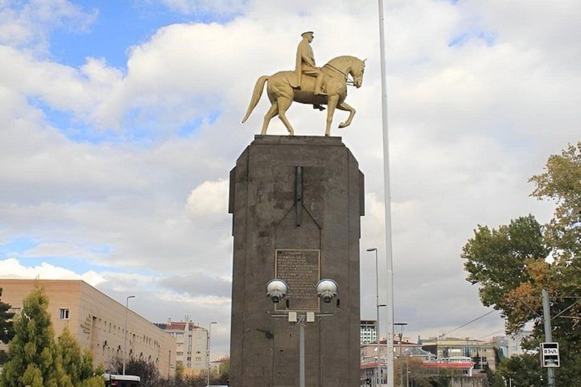 Eine Statue eines Mannes zu Pferd auf einem Denkmal mit einer Gedenktafel. 5