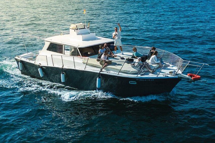 Een boot met passagiers vaart door het water. 3