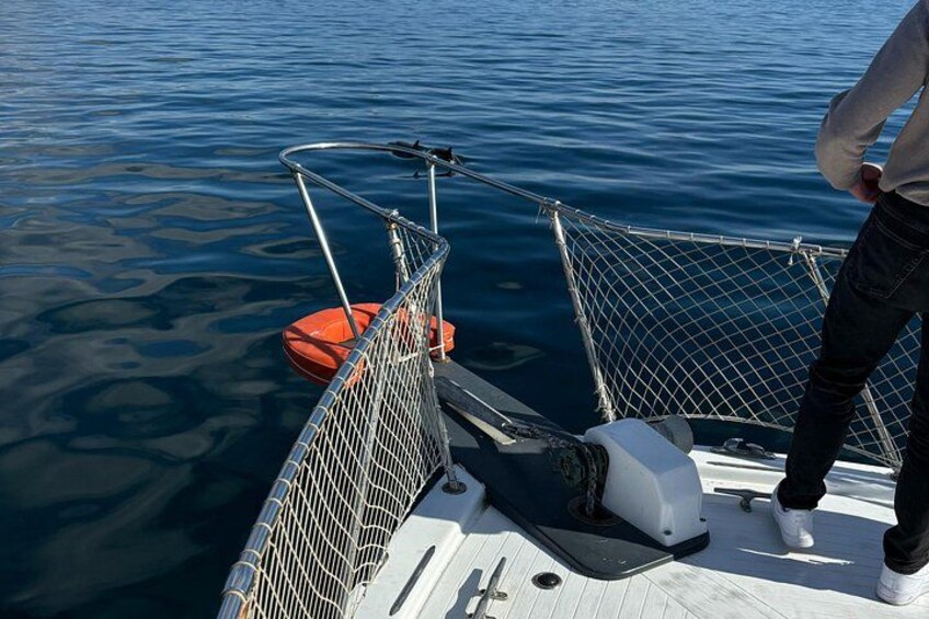 Een boot met een netstructuur en een oranje boei. 2