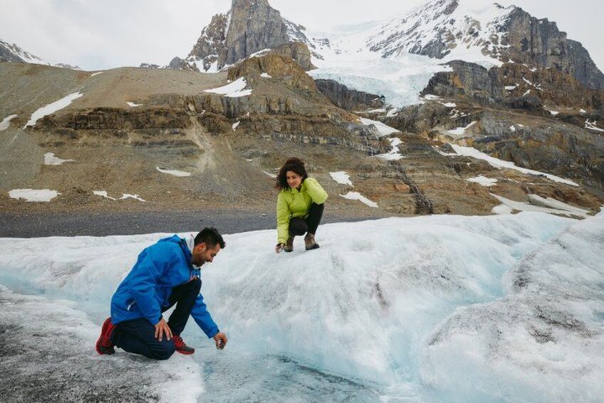 Deux personnes sur un glacier, avec des montagnes en arrière-plan. 4