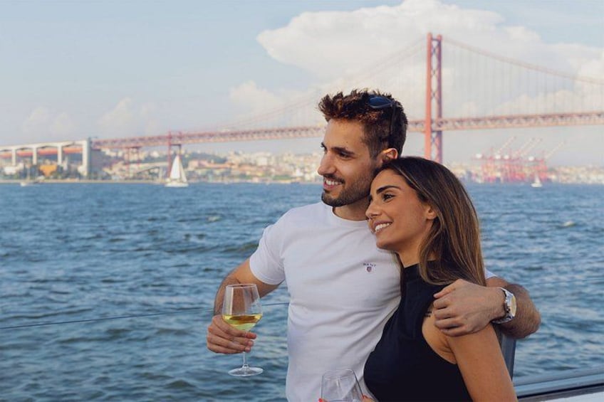 Una pareja en un bote con un puente al fondo. 4