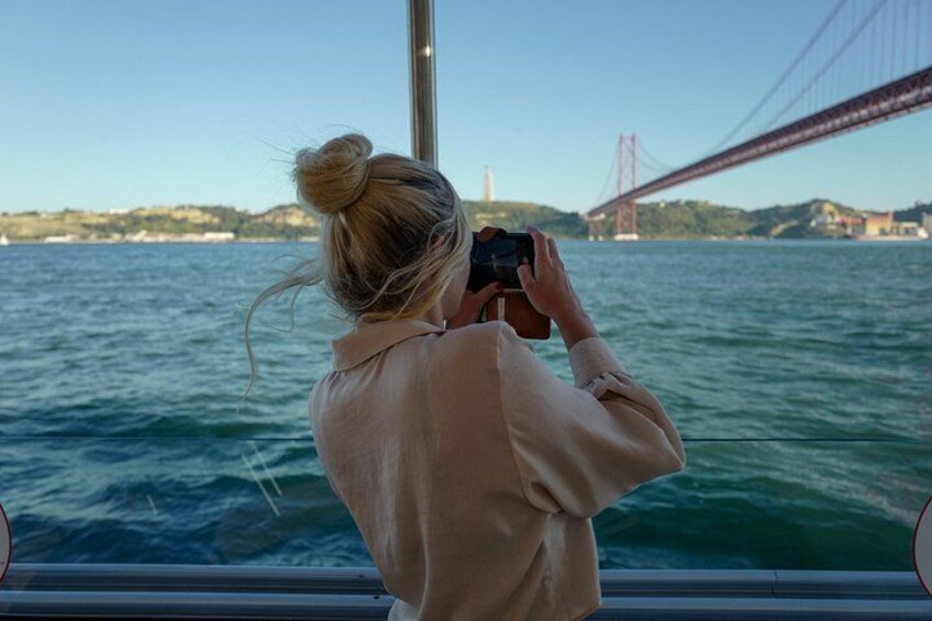Una persona fotografiando un puente desde un barco. 3