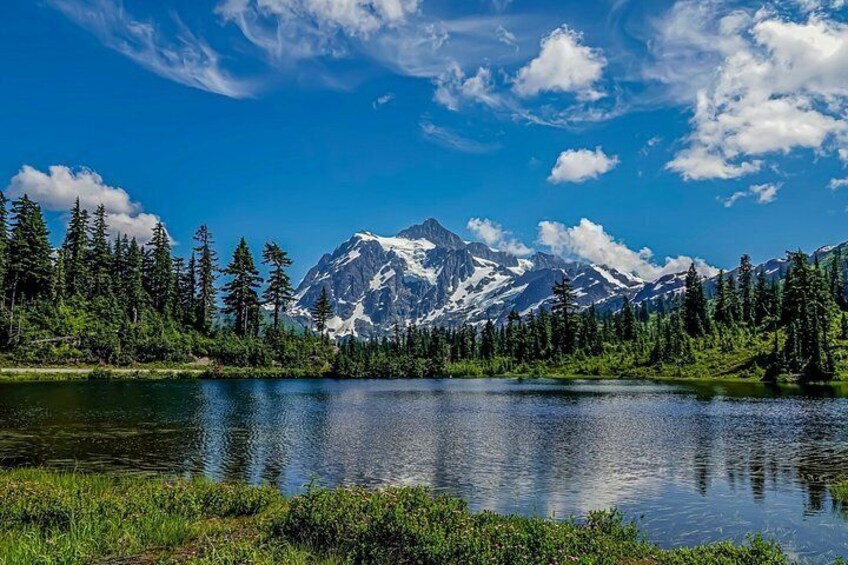 Une chaîne de montagnes, un lac et une forêt dense. 2