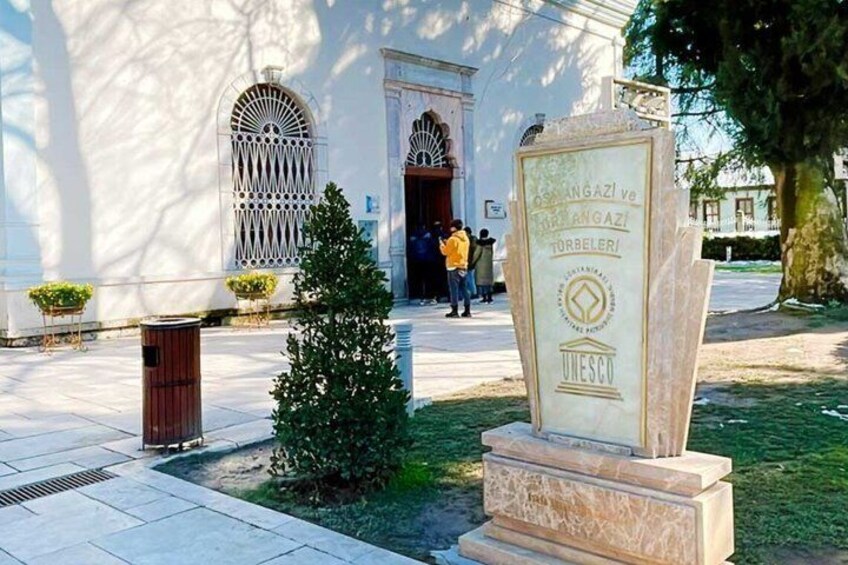 A building with arched windows and a plaque with inscriptions. 4