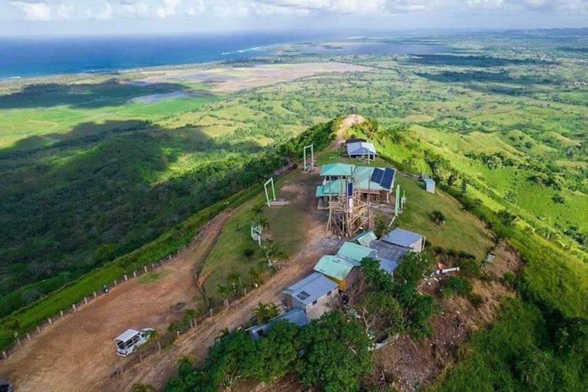 Paisaje rural con una casa, paneles solares y un camino de tierra. 3