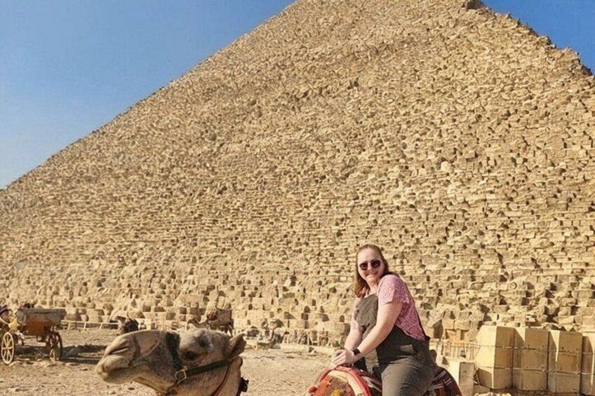 En pyramide med en person foran. 2