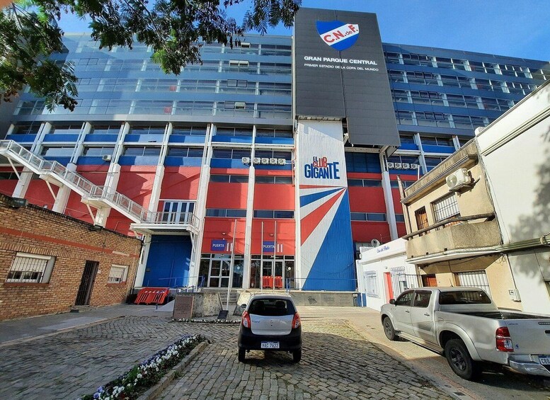 A modern building with a large sign for 'Gran Parque Central' and 'Club Gigante' on its facade. 1
