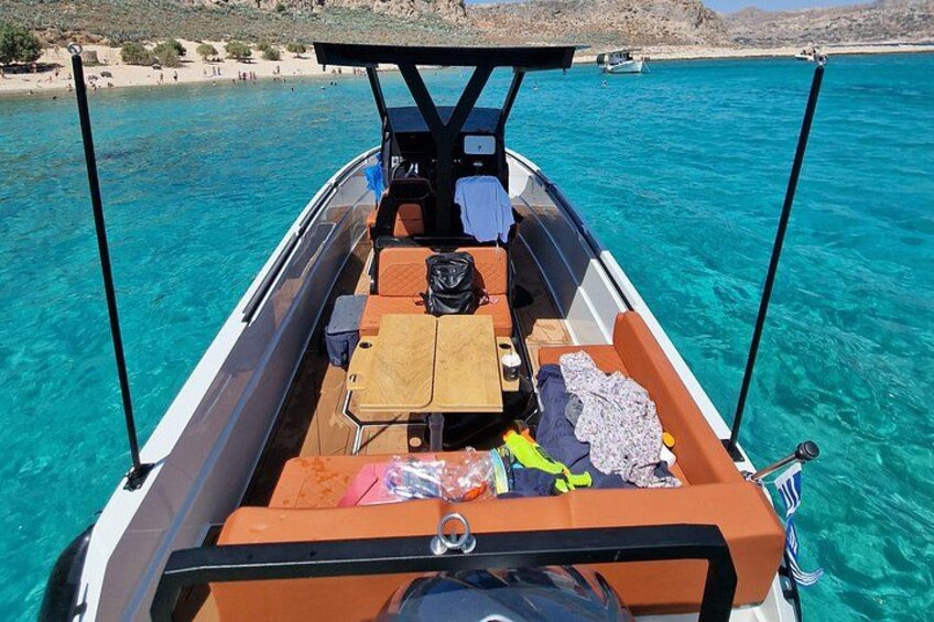 Ein Boot mit Tisch und Stühlen auf ruhigem, blauem Meer. 3