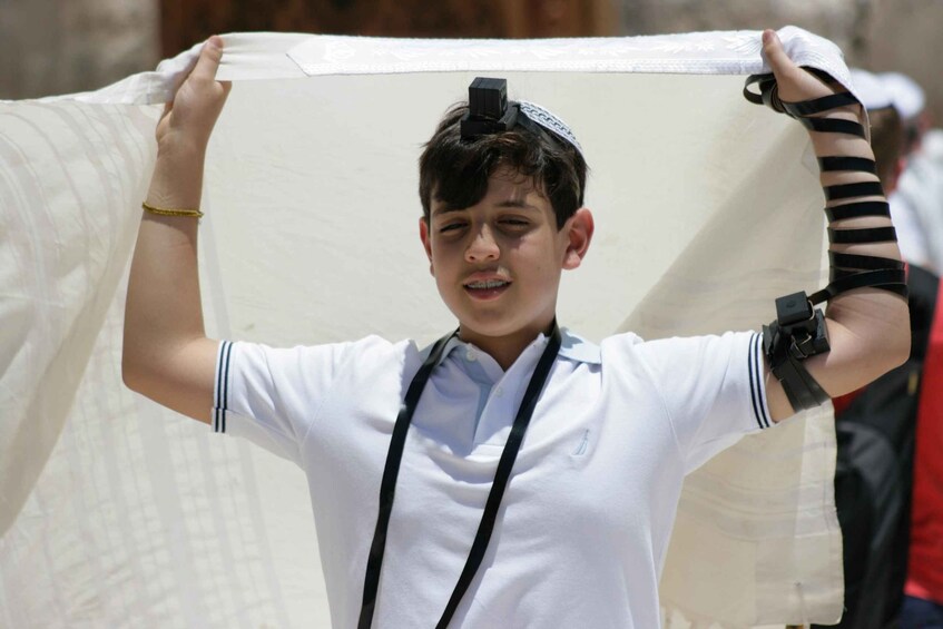 A person holding a white fabric. 1