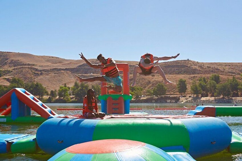 Een waterpark met inflatables en een duikplatform. 1