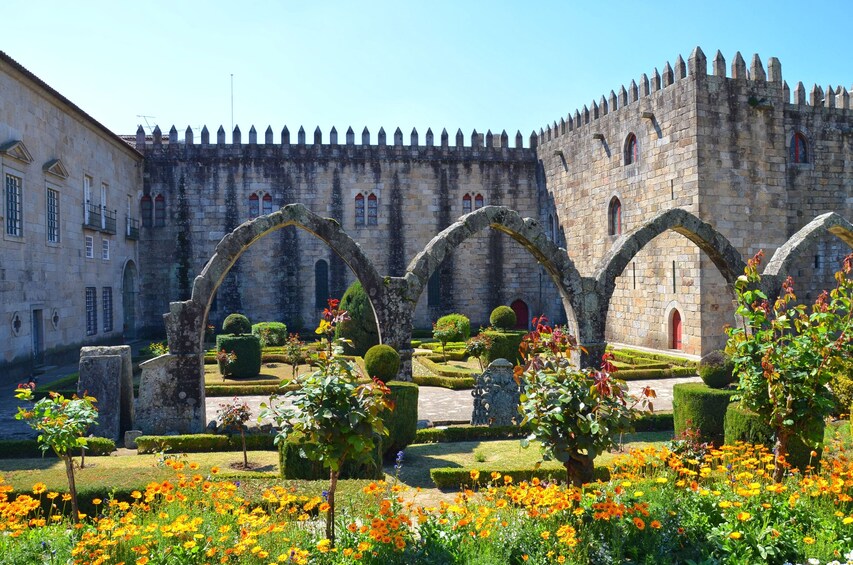 Un château historique doté d’un jardin bien entretenu et de structures en arc de cercle. 2