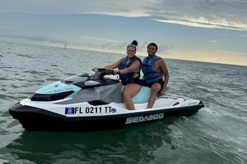 To personer på en SeaDoo jetski med en Florida nummerplade. 3