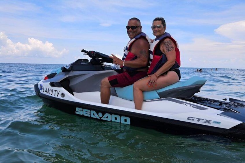 To personer på en Sea-Doo GTX vandscooter på roligt vand. 2
