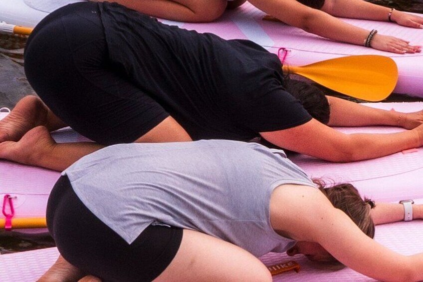 Personas practicando yoga sobre esterillas al aire libre. 4