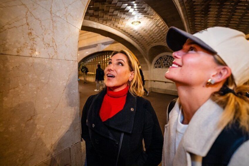 Et indendørs rum med hvælvede lofter og marmorvægge. 2